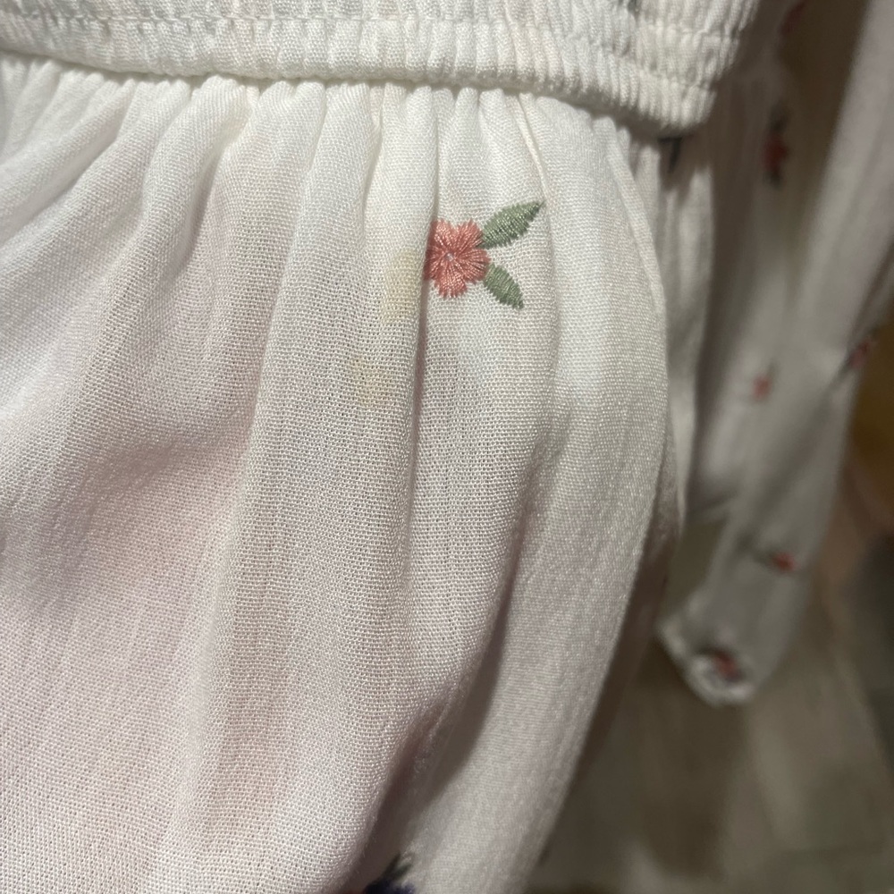 ❣️💕Torrid White Floral Smocked Blouse💗🌹 - Picture 7 of 9